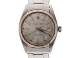 une image représentant une montre-bracelet au cadran argenté sur fond blanc