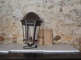 une lampe posée sur une table devant un mur de briques