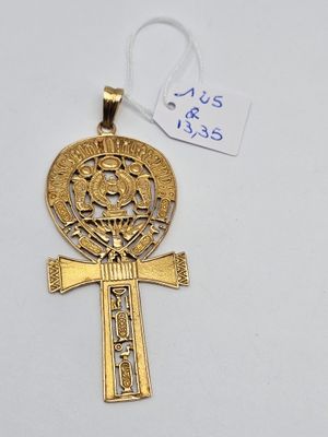un pendentif en forme de croix égyptienne orné d'une croix plaquée or