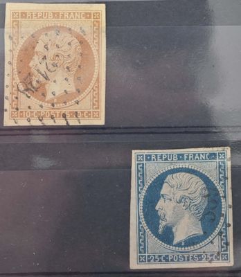 Trois timbres de tailles et de couleurs différentes sont exposés dans une vitrine.