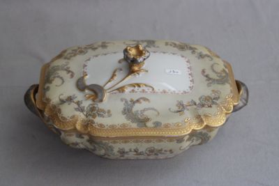 une boîte blanche et dorée ornée d'une fleur