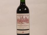 une bouteille de vin posée sur une table