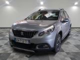la voiture argentée est garée sur un sol en damier dans le garage