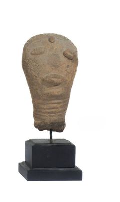 sculpture représentant une tête, posée sur un socle noir