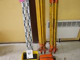 trois types différents d'outils de chantier posés par terre