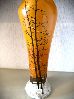 un vase sur lequel figure l'image d'un arbre