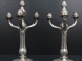 une paire de chandeliers plaqués argent sur pied