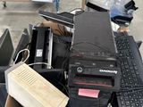 une boîte en carton contenant un ordinateur et un clavier
