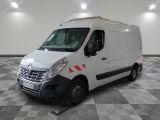 une camionnette blanche garée dans une pièce