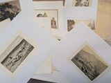 beaucoup de vieilles photos sur la table