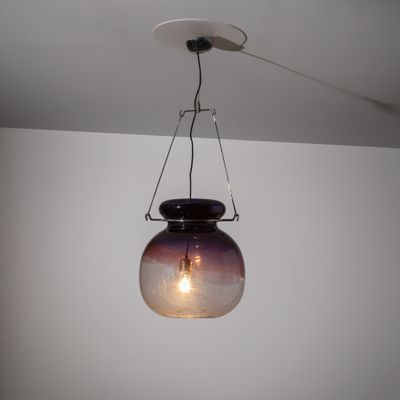 une lampe suspendue au plafond de la pièce