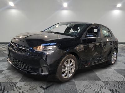 une photo d'une voiture noire dans un showroom