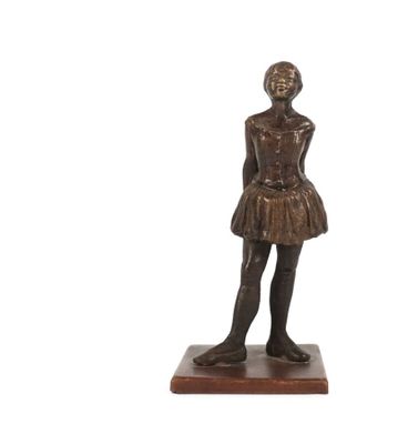statue en bronze représentant une femme debout sur un socle en bois