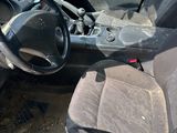 une voiture sale qui est garée dans la boue