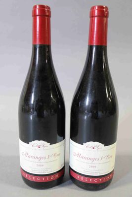 deux bouteilles de vin rouge posées l'une à côté de l'autre sur une table