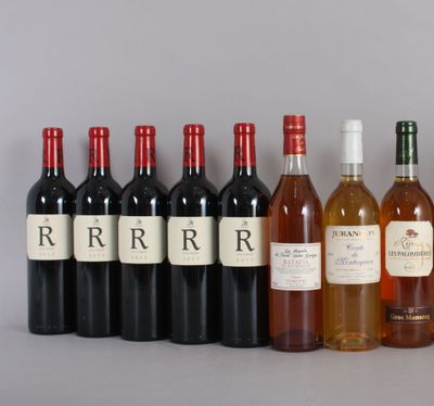 plusieurs bouteilles de vin sont alignées sur une table