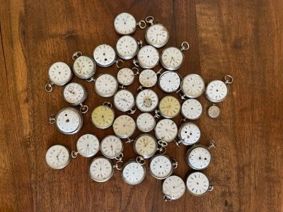 de nombreuses horloges posées sur une table en bois