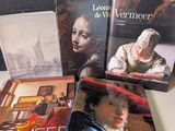 trois livres sont posés sur une table les uns à côté des autres