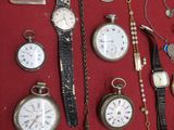 de nombreux modèles de montres posés sur une table rouge
