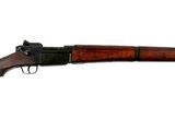 un fusil avec un canon et une crosse en bois, sur fond blanc