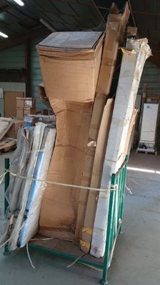 une grande pile de cartons entreposée dans un entrepôt