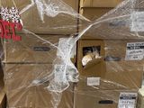 de nombreuses caisses de vin posées par terre dans un magasin