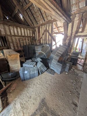 un gros tas de bois au milieu d'une pièce