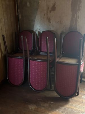 Un lot de chaises et fauteuils garniture en tissu (environ 1…