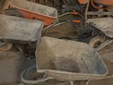 une brouette au milieu d'un tas de matériaux de construction