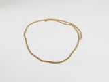 un collier à chaîne en or avec un fermoir en or sur fond blanc