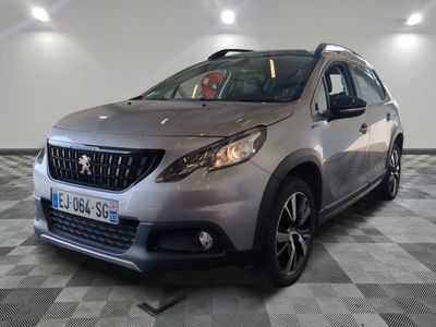 la voiture argentée est garée sur un sol en damier dans le garage