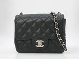 Petit sac Chanel à rabat en cuir d'agneau matelassé noir, avec des finitions argentées