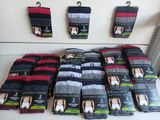 de nombreuses paires de sous-vêtements pour hommes exposées dans un magasin
