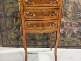 une image représentant une petite commode en bois posée sur un socle