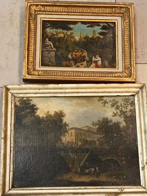 deux tableaux encadrés représentant des personnes dans un parc et un bâtiment