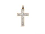 pendentif en forme de croix en diamant sur fond blanc
