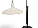 une image représentant une lampe posée sur un pied, sur fond blanc