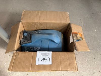 un bac bleu dans un carton posé par terre
