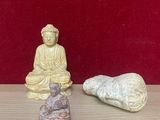 deux petites statues posées l'une à côté de l'autre sur une table