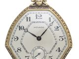 gros plan d'une montre de poche sur fond blanc