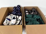 Deux boîtes de chaussettes et de pantoufles sont posées sur une surface blanche.
