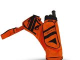 un sac de golf orange orné d'un logo noir et blanc