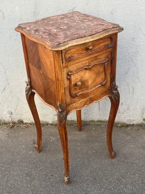une petite table en bois surmontée d'un tiroir