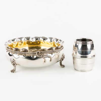 un bol plaqué argent et une tasse en argent sur fond blanc
