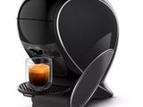 gros plan d'une machine à café avec une tasse de café