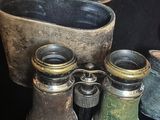 tout un tas de vieilles jumelles posées sur une table
