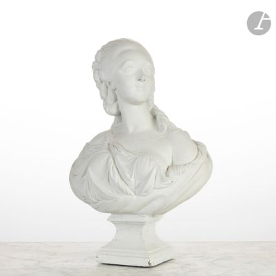 buste en marbre représentant une femme, posé sur un socle, sur fond blanc