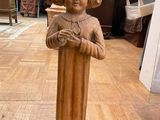 une statue représentant une femme, exposée dans une pièce