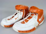 une paire de chaussures orange et blanches avec des lacets blancs