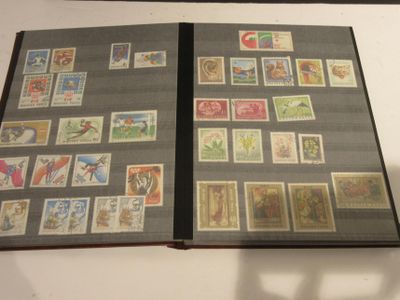 un livre avec des timbres, posé sur une table